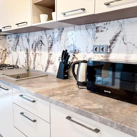 Lägenhet Aly Airport - Private Parking