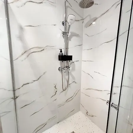 Apartment Aly Airport - Private Parking, Modern